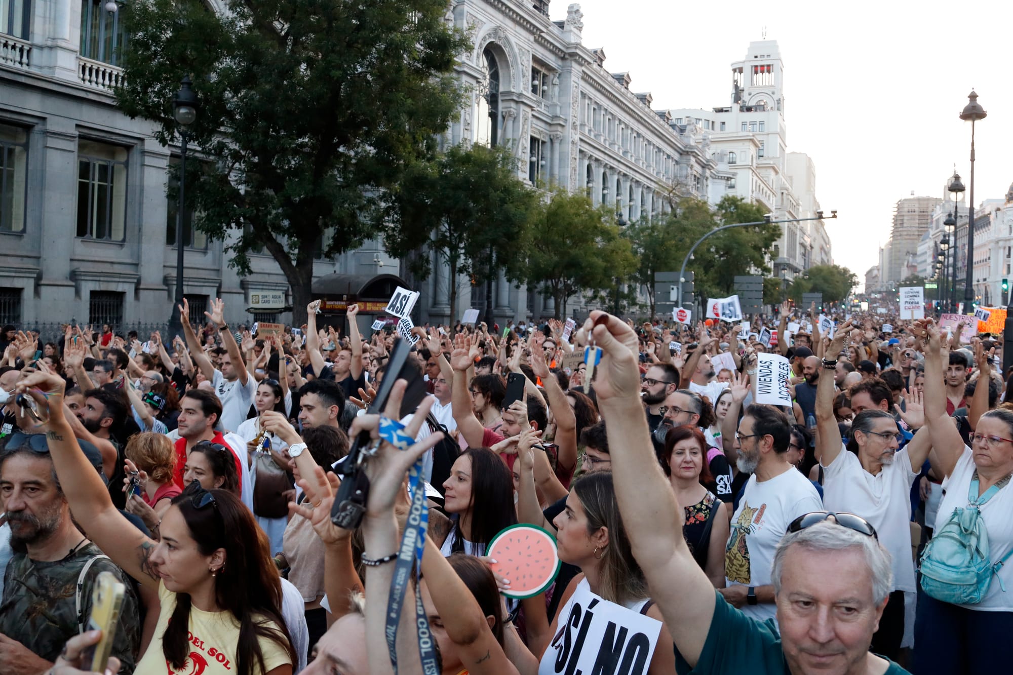 Multitud de manifestantes en una amplia avenida de Madrid con los brazos en alto, mostrando y haciendo sonar las llaves de sus viviendas a modo de protesta, rodeados de pancartas.