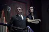 Fotografía de medio cuerpo de los actores Natalia Millán y Javier Navares durante un pase gráfico sobre el escenario del Teatro Calderón. Ella viste clásico vestido negro de Morticia Addams.