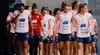 Fotografía en plano medio de las futbolistas de la Selección Española Femenina caminando juntas hacia el campo de entrenamiento de Las Rozas vistiendo la equipación rosada de la RFEF.