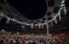 Interior de la Tarraco Arena Plaça donde la Colla Vella dels Xiquets de Valls levanta la estructura humana del 3 de 9 sense folre bajo la cúpula iluminada del recinto y ante una multitud.