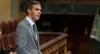 Fotografía en plano medio lateral del presidente del Gobierno, Pedro Sánchez, vistiendo traje gris y corbata azul, hablando con gesto serio desde la tribuna del Congreso de los Diputados.