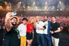 Fotografía desde el escenario de San Diego Comic-Con Málaga donde Capi Joseppe sostiene un teléfono móvil para tomar un selfie junto a Iñaki Godoy, Taz Skylar, Lukas Ettlin y Peter Gadiot.