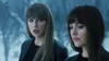 Taylor Swift (izquierda) y Dakota Johnson (derecha) en el arranque del cortometraje 'Patient Zero', rodado en un cementerio helado que marca el tono de thriller gótico de la producción. Image
