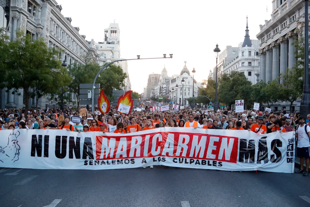 Multitud de manifestantes llenando una céntrica avenida de Madrid mientras sostienen una gran pancarta con el texto 'Ni una Maricarmen más, señalemos a los culpables'.