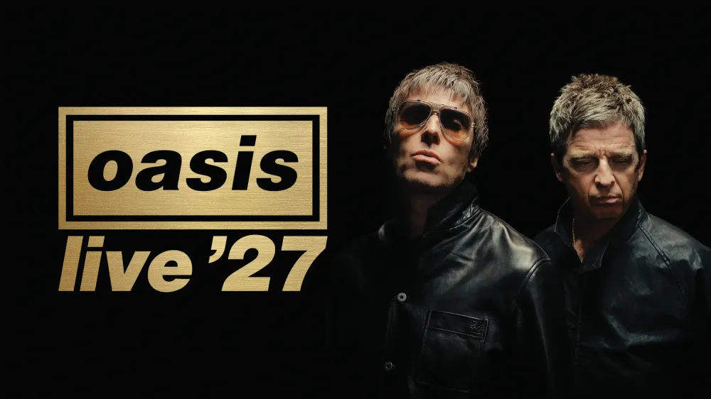 Cartel promocional oficial de la gira sobre fondo negro. A la izquierda destaca el logo de 'oasis live '27' en letras doradas y a la derecha posan los hermanos Gallagher.