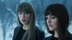 Taylor Swift (izquierda) y Dakota Johnson (derecha) en el arranque del cortometraje 'Patient Zero', rodado en un cementerio helado que marca el tono de thriller gótico de la producción. Image