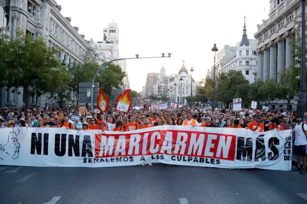 Multitud de manifestantes llenando una céntrica avenida de Madrid mientras sostienen una gran pancarta con el texto 'Ni una Maricarmen más, señalemos a los culpables'.