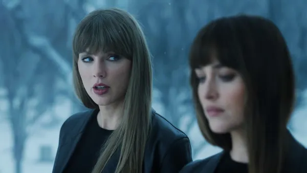 Taylor Swift (izquierda) y Dakota Johnson (derecha) en el arranque del cortometraje 'Patient Zero', rodado en un cementerio helado que marca el tono de thriller gótico de la producción. Image